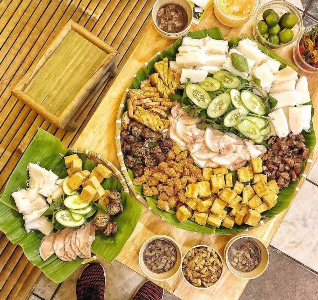 Bun dau mam tom - Vermicelli Served with Tofu and Shrimp Paste