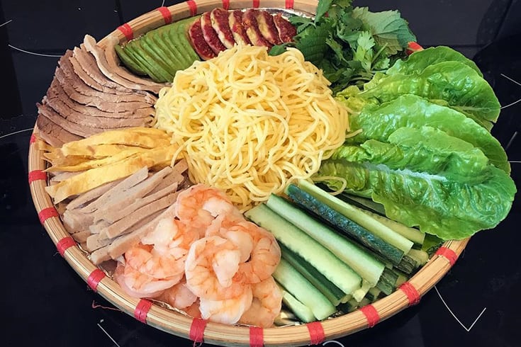 Bun ngo goi cuon - Vietnamese spring roll and corn noodle