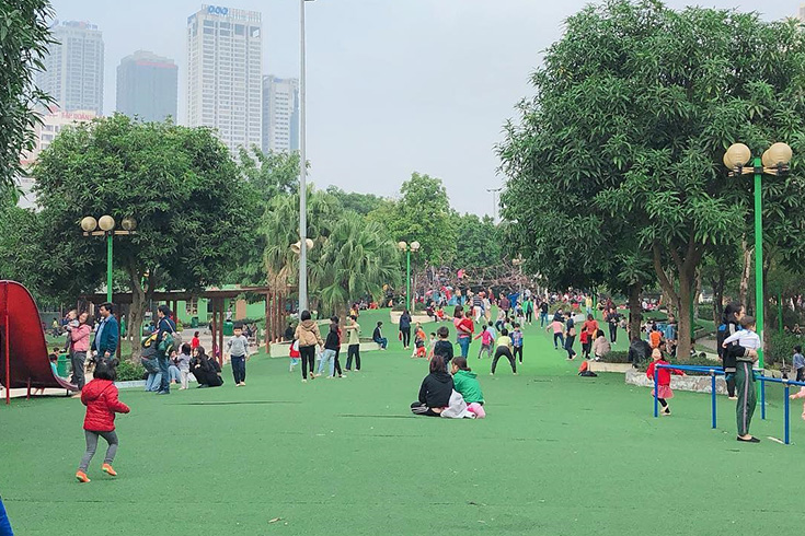 Children play at Cau Giay park 