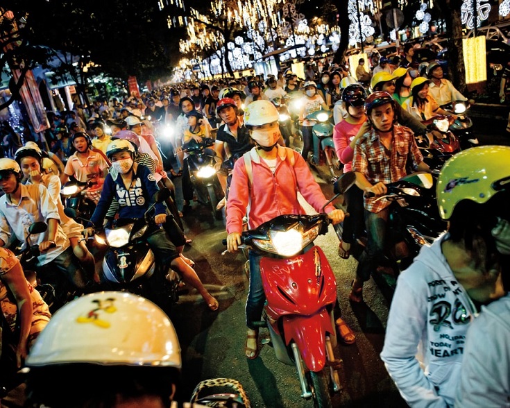 Crossing street in Vietnam (Matthew Nolan)