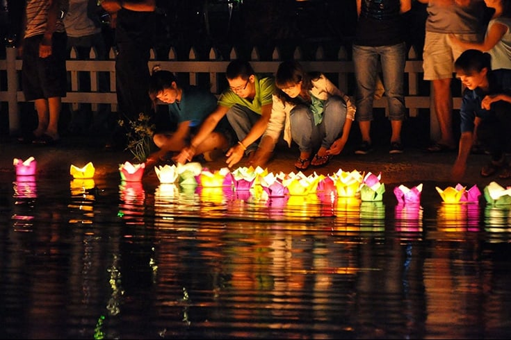 Cruise Along Hoai River and Float Coloured Lantern