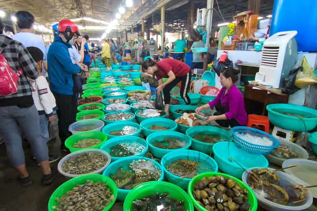 Hang Duong seafood market