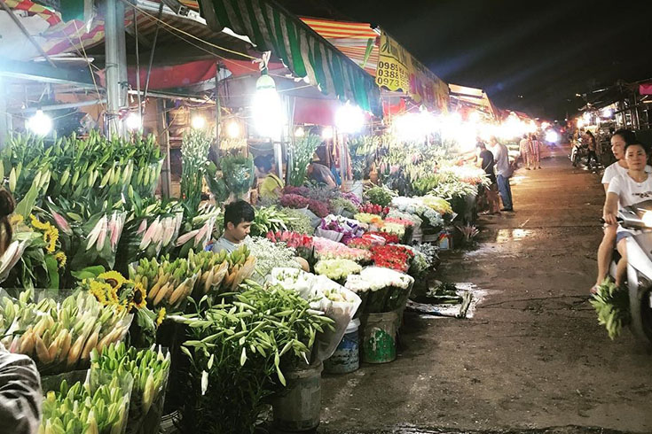 Quang Ba Flowers Market at night
