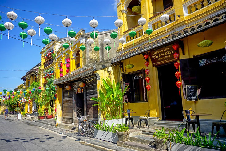 Hoi An shops and restaurants