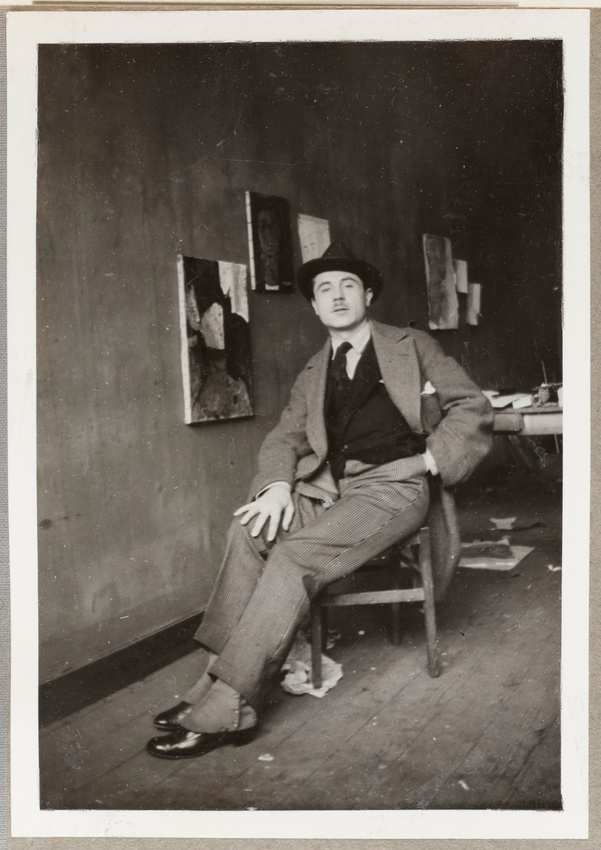 Anonyme - Paul Guillaume en chapeau, assis, dans l'atelier de Modigliani