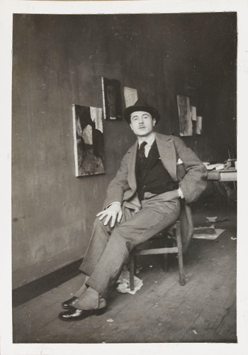 Anonyme - Paul Guillaume en chapeau, assis, dans l'atelier de Modigliani
