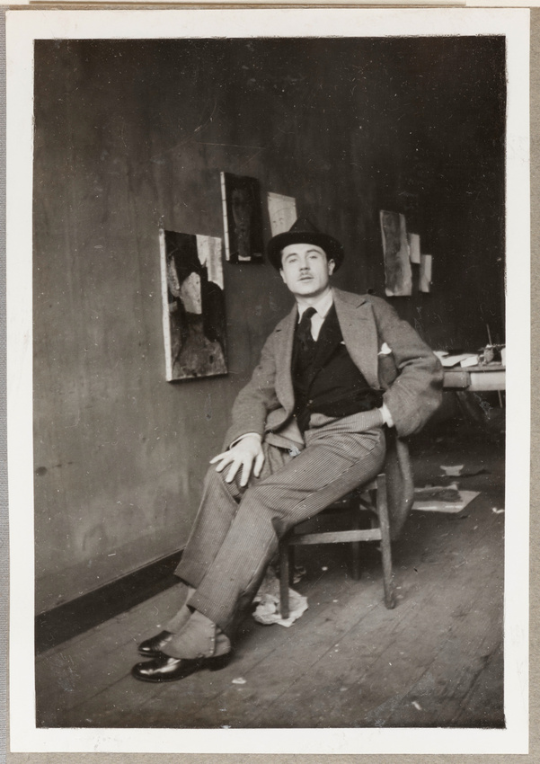 Anonyme - Paul Guillaume en chapeau, assis, dans l'atelier de Modigliani