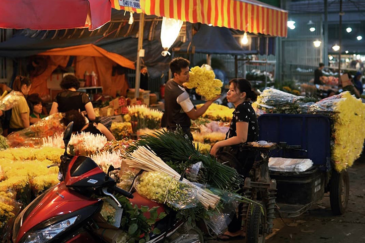 Live in Quang Ba Flower market