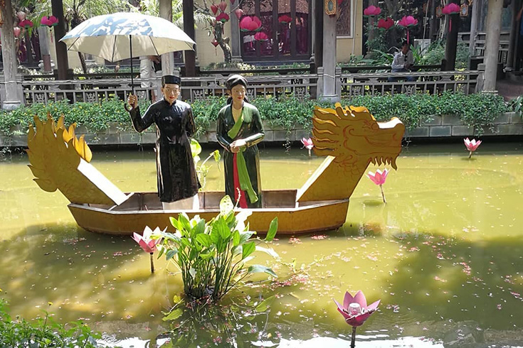Lotus pond in Sen Tay Ho restaurant