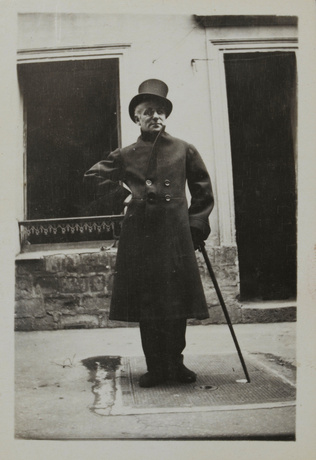 Anonyme - Max Jacob en redingote et haut-de-forme, appuyé sur une canne