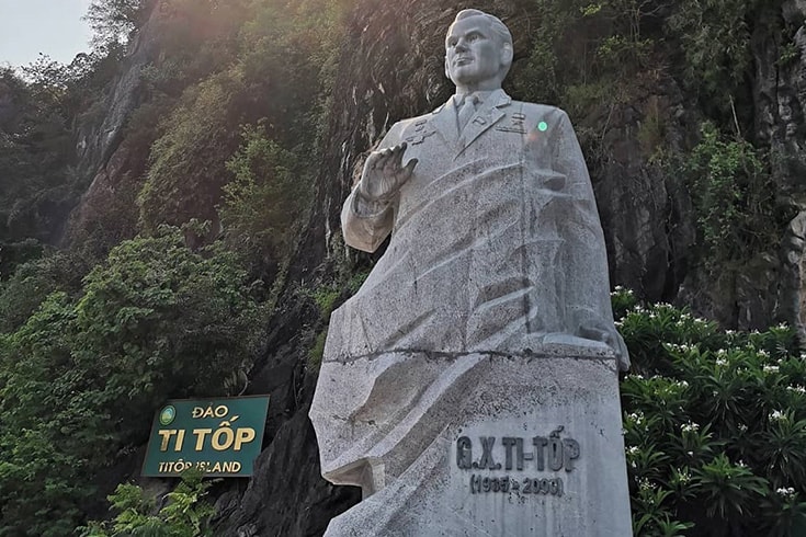Statue of TiTov hero