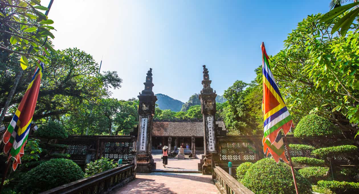 Stroll around Hoa Lu Temple