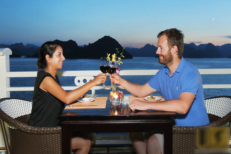 Tourists drink Hoanh Bo soaked rice wine on cruises