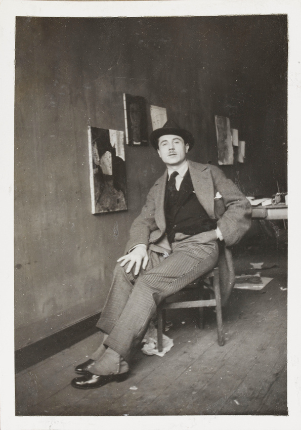 Anonyme - Paul Guillaume en chapeau, assis, dans l'atelier de Modigliani