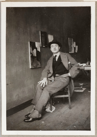Anonyme - Paul Guillaume en chapeau, assis, dans l'atelier de Modigliani