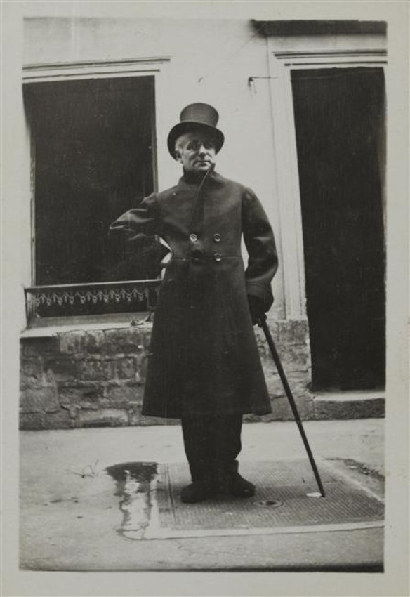 Anonyme - Max Jacob en redingote et haut-de-forme, appuyé sur une canne
